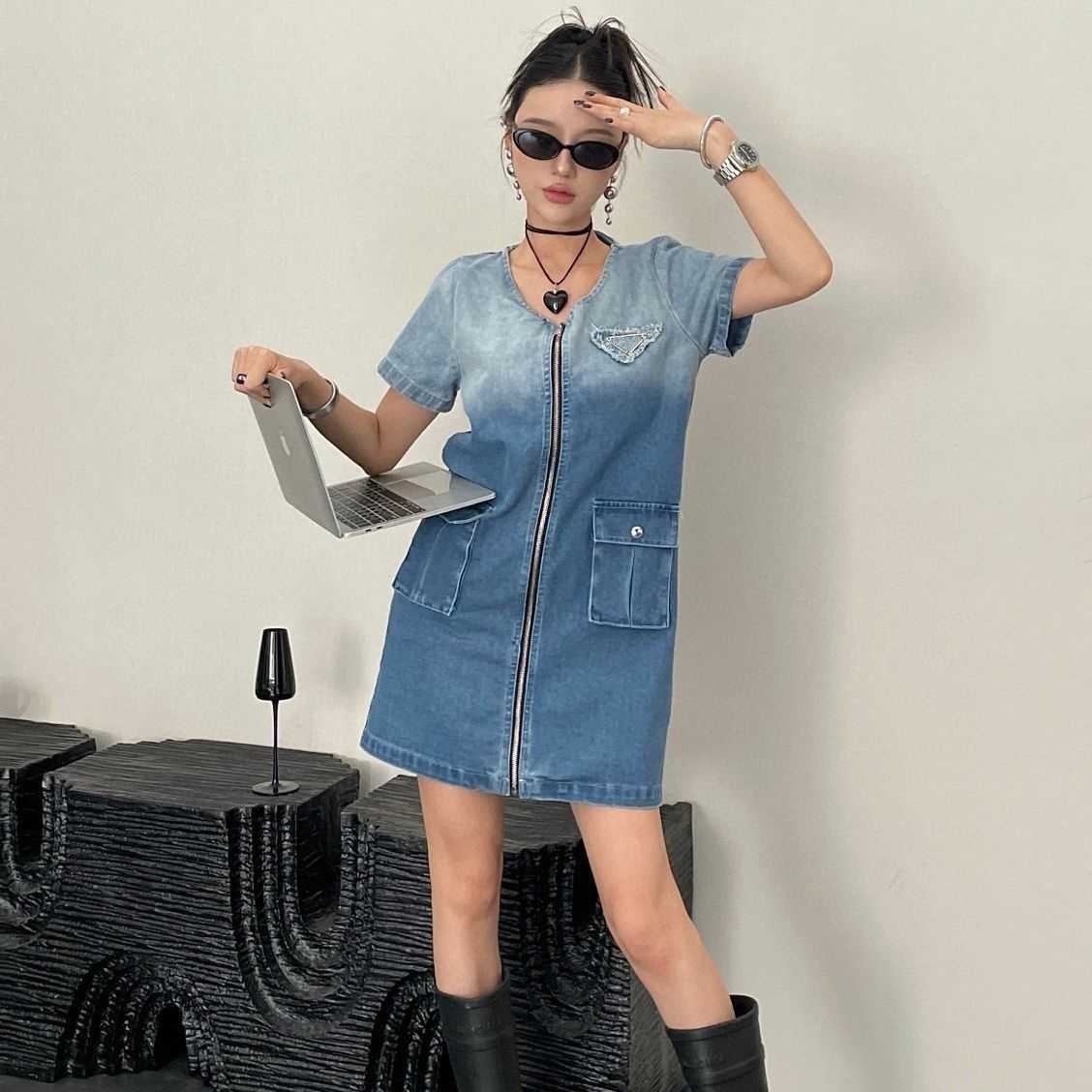 Summer women's V-neck gradient denim zipper short dress, denim fabric is very wide and shaped, gradient short casual fashion everyday everything.