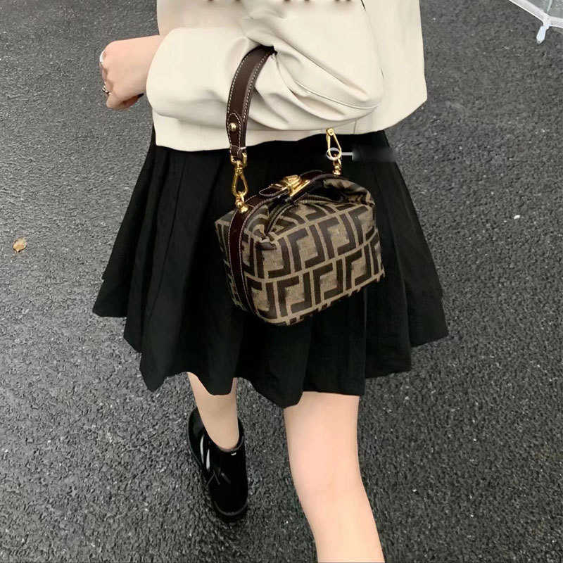 2024 Luxury Handbag New Luxury Designer Factory Direct Sales High Quality Medieval Presbyopia Makeup Lunch Box Handheld Ins Versatile Women's Bag