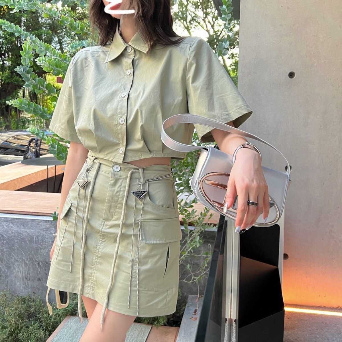 Camisa feminina de verão com lapela de manga curta e saia slim com cadarço, com cinto moda casual, cintura alta versão slim da festa diária.