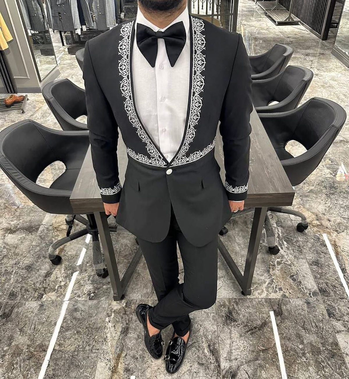 Mode 2 stycken bröllop tuxedos män passar ingen lapel spets applikation en knapp Anpassa kappa fast färg byxor mode formell prom parti skräddarsydd