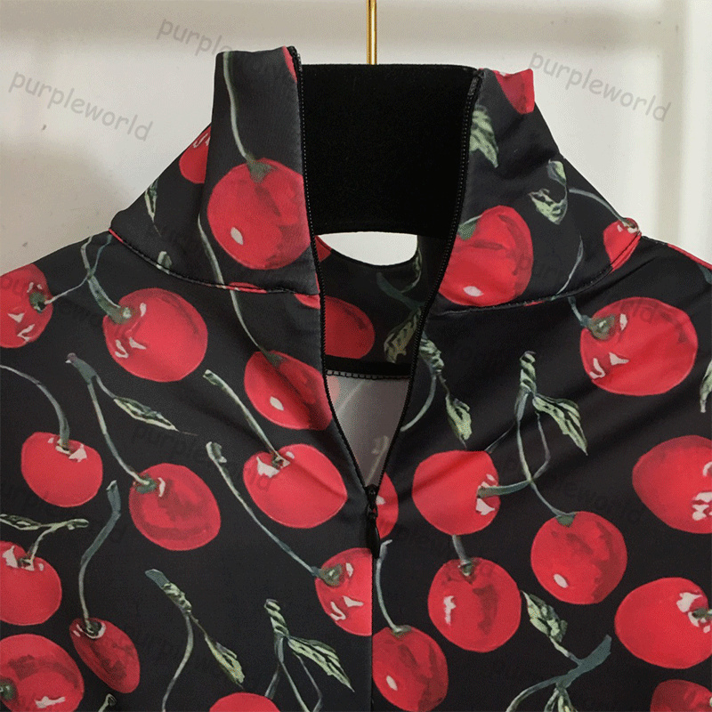 Vestido largo para mujer con estampado de cerezas de diseñador con cuello alto y faldas rojas de manga larga delgadas