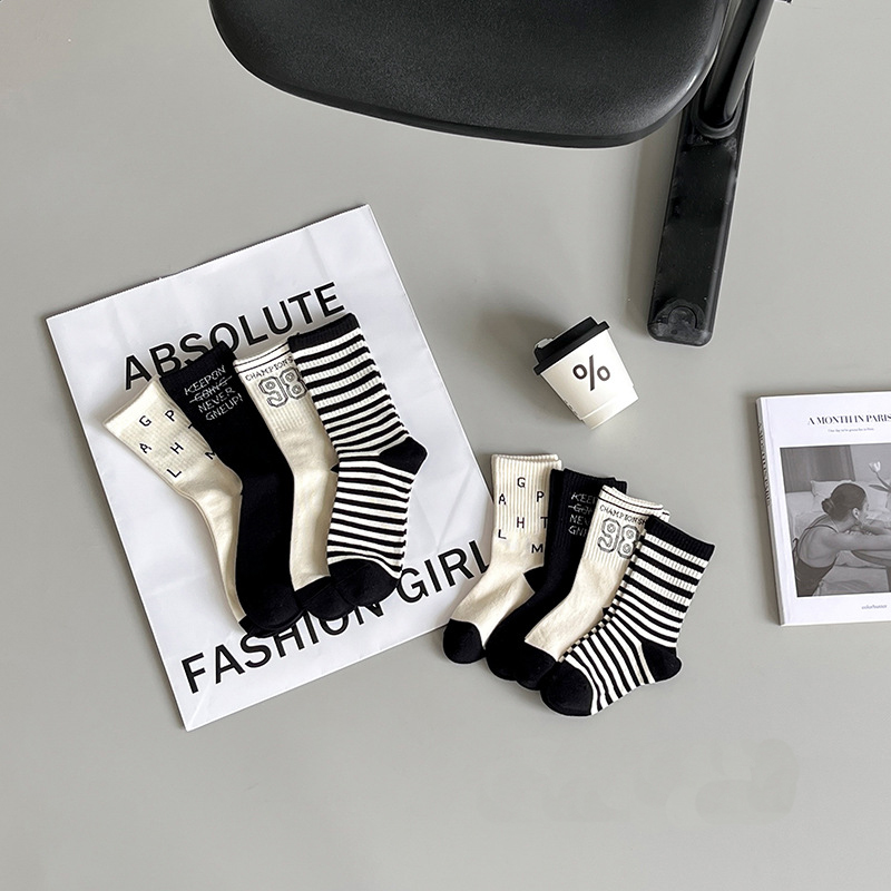 Designers Design Wave Point Haute Qualité Nouveaux Garçons Filles Mode Grands Enfants Chaussettes En Coton Jeunesse Noir Et Blanc Rayé Enfants Chaussettes Mi-tube