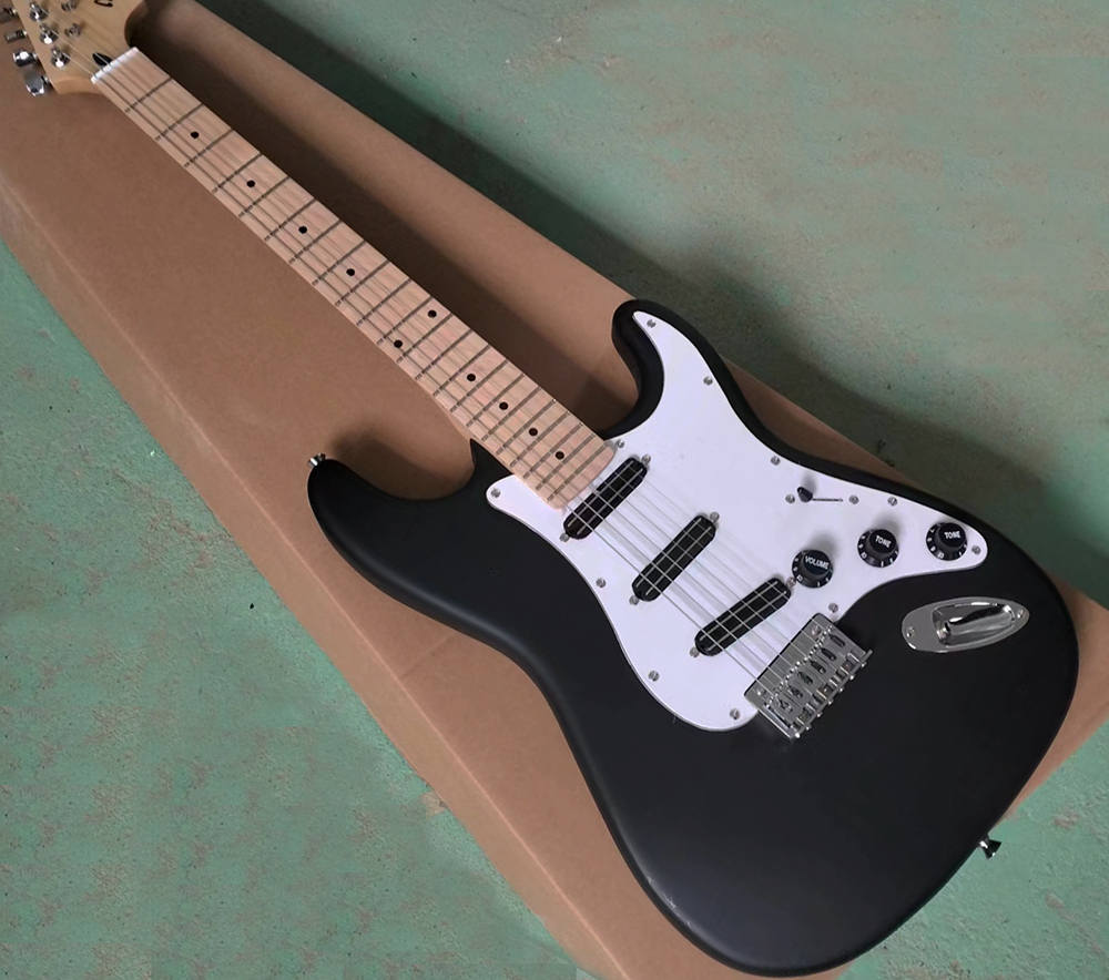 Fábrica de guitarra chinesa personalizada preto ST guitarra elétrica escala de jacarandá em estoque