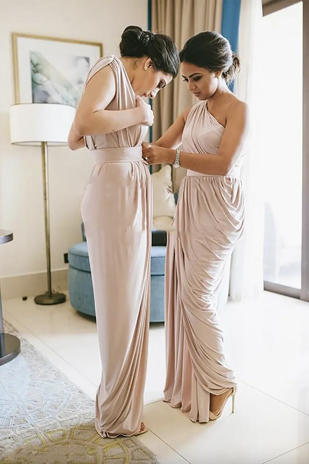 2023 One-Shoulder-Brautjungfernkleider in Champagner, drapiertes Satin, langes Elfenbein-Lila-Partykleid, geteilte Trauzeugin-Kleider für Hochzeitsgäste