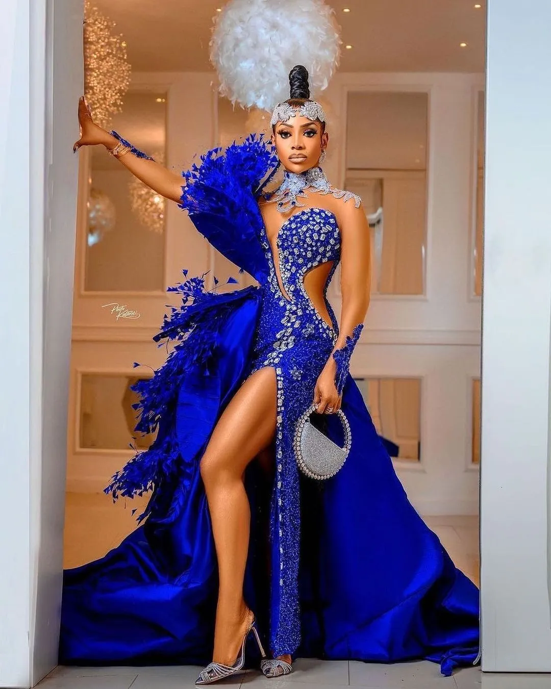 Abito da ballo blu royal di lusso ragazze nere 2024 Collo alto con perline maniche lunghe trasparenti Spacco frontale sexy Plus Size Abiti da cerimonia occasioni formali