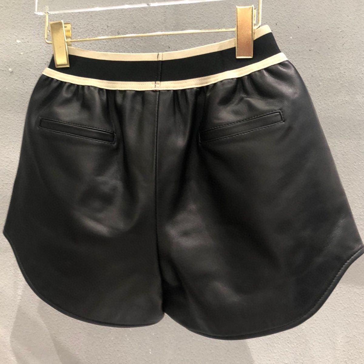 Shorts de couro PU com cintura elástica com estampa de logotipo feminino SML