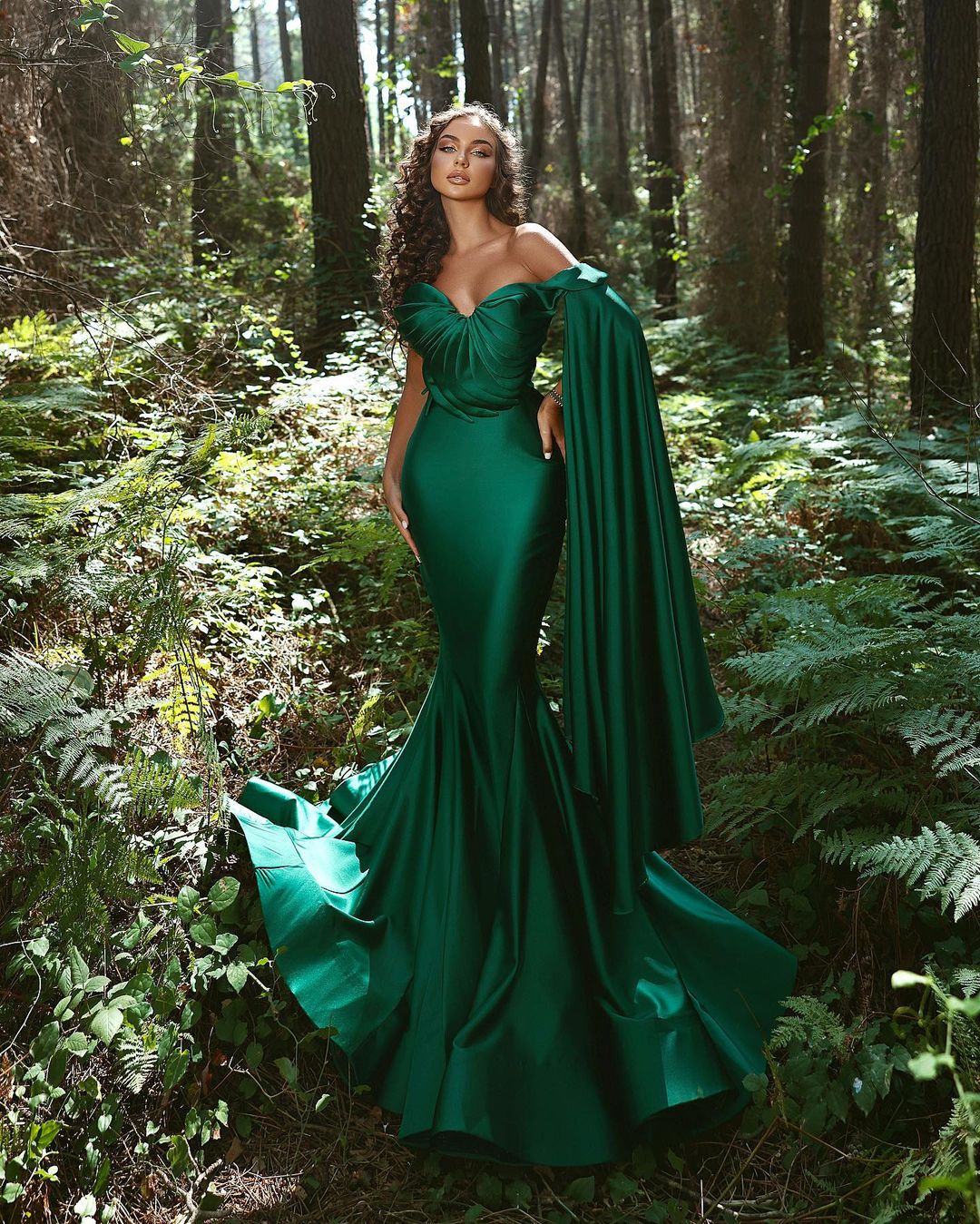 Robe de soirée sirène élégante turquoise grande taille pour femme, en satin drapé, pour anniversaire, bal de promo, concours de beauté, robe formelle pour occasions spéciales.