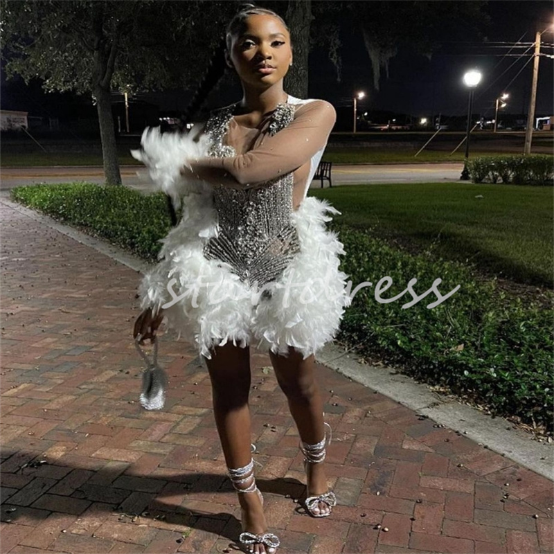 Luxury White Feather Prom Dress Black Girls 2024 Fantastisk illusion Långärmning Kort aftonklänning med pärlor Rhinestone Sexig cocktailparty Vestidos de Noche