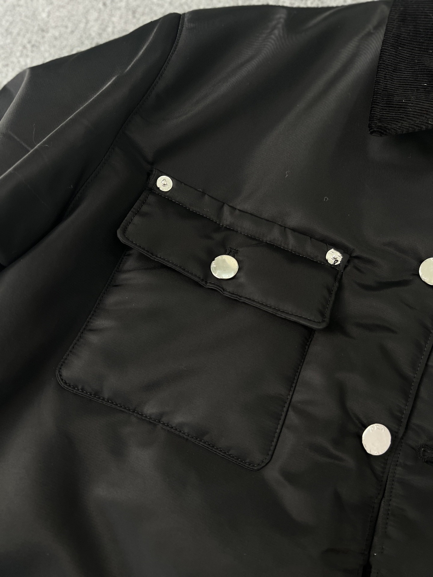 Designer 2023 Autunno / Inverno Nuova giacca in cotone nero Cappotto Quattro grandi tasche Cappotto con bottoni Logo Giacca decorativa in nylon antivento, impermeabile e calda