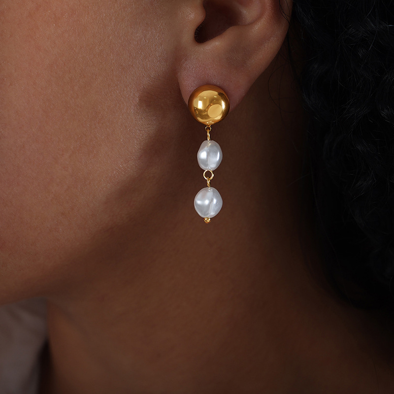Französische, leichte, luxuriöse Doppel-Barock-Imitationsperlen-Ohrringe mit runden Perlen und kleinen duftenden Wind-Ohrsteckern aus 18-karätigem Gold-Titanstahl für Frauen