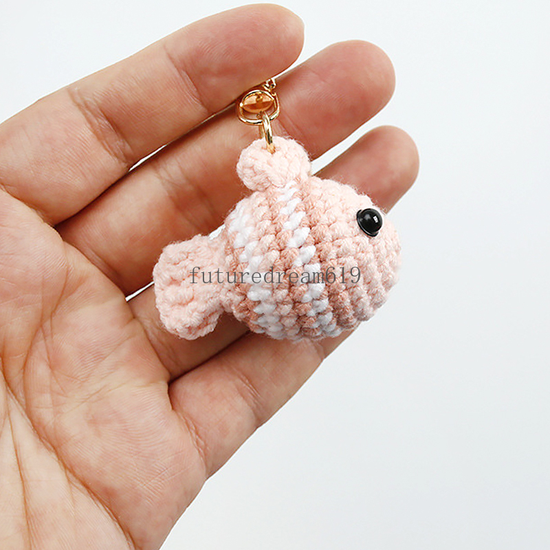 Handgjorda virkade fiskhängen Keychains Creative Sticked Weaved Small Fish Keychain Car Keys Tillbehör Partihandel Keyring