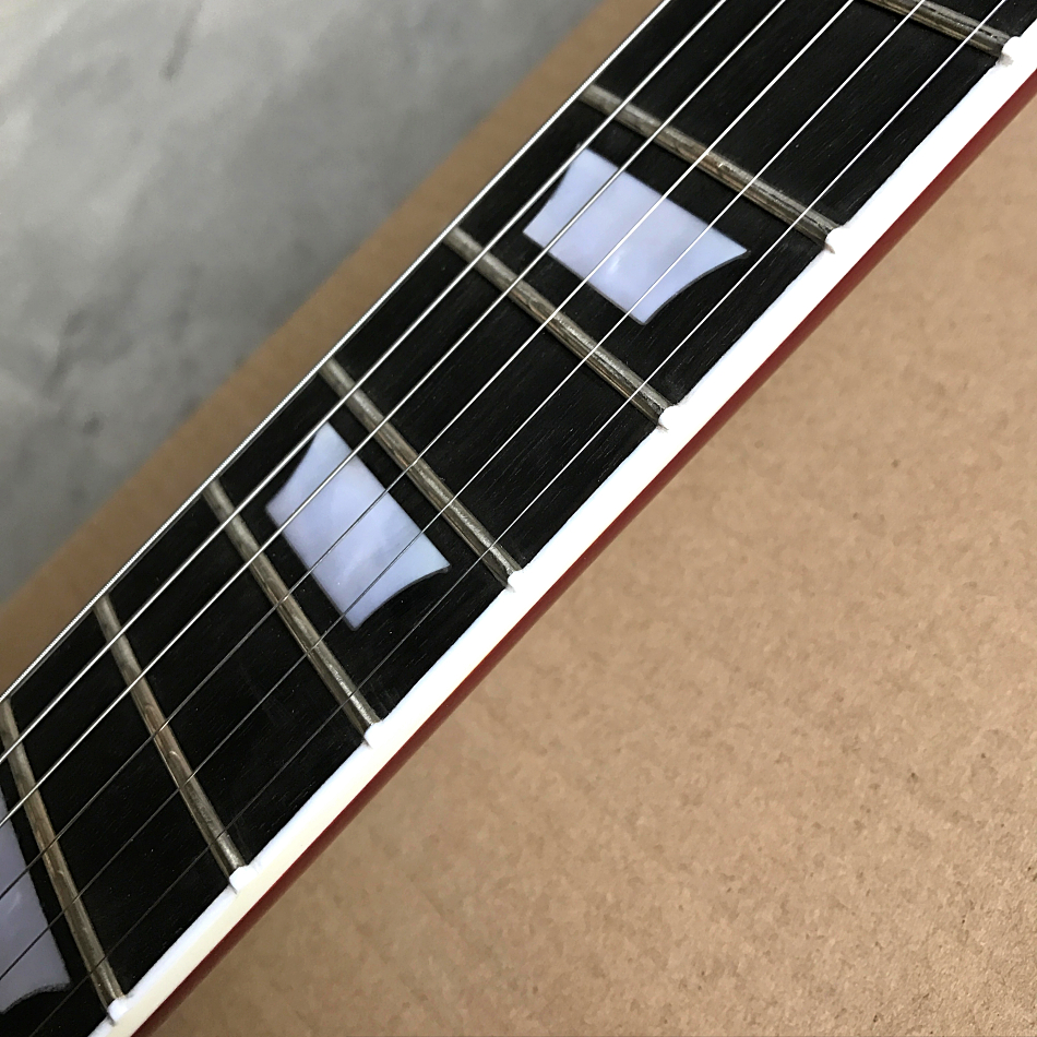 Aangepaste winkel, gemaakt in China, elektrische gitaar van hoge kwaliteit, bruine gitaar, chromen hardware, fretsbinding, palissander toets, gratis levering