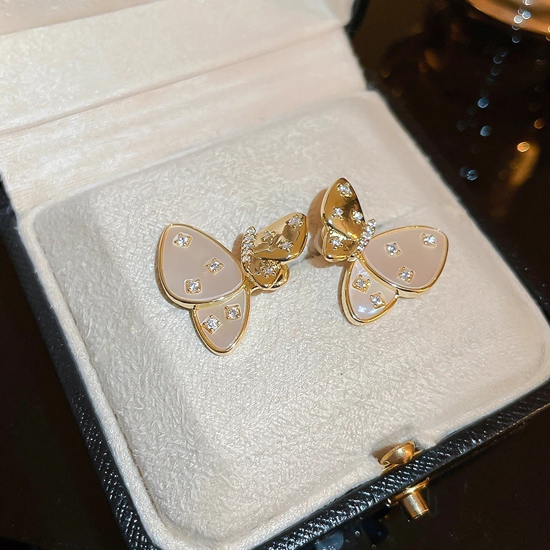 Dingle ljuskrona 2023 REAL GOLD PLATING Silver Needle Zircon Butterfly French Light Luxury Senior Sense Earrings Elegant Temperament Earrings Female