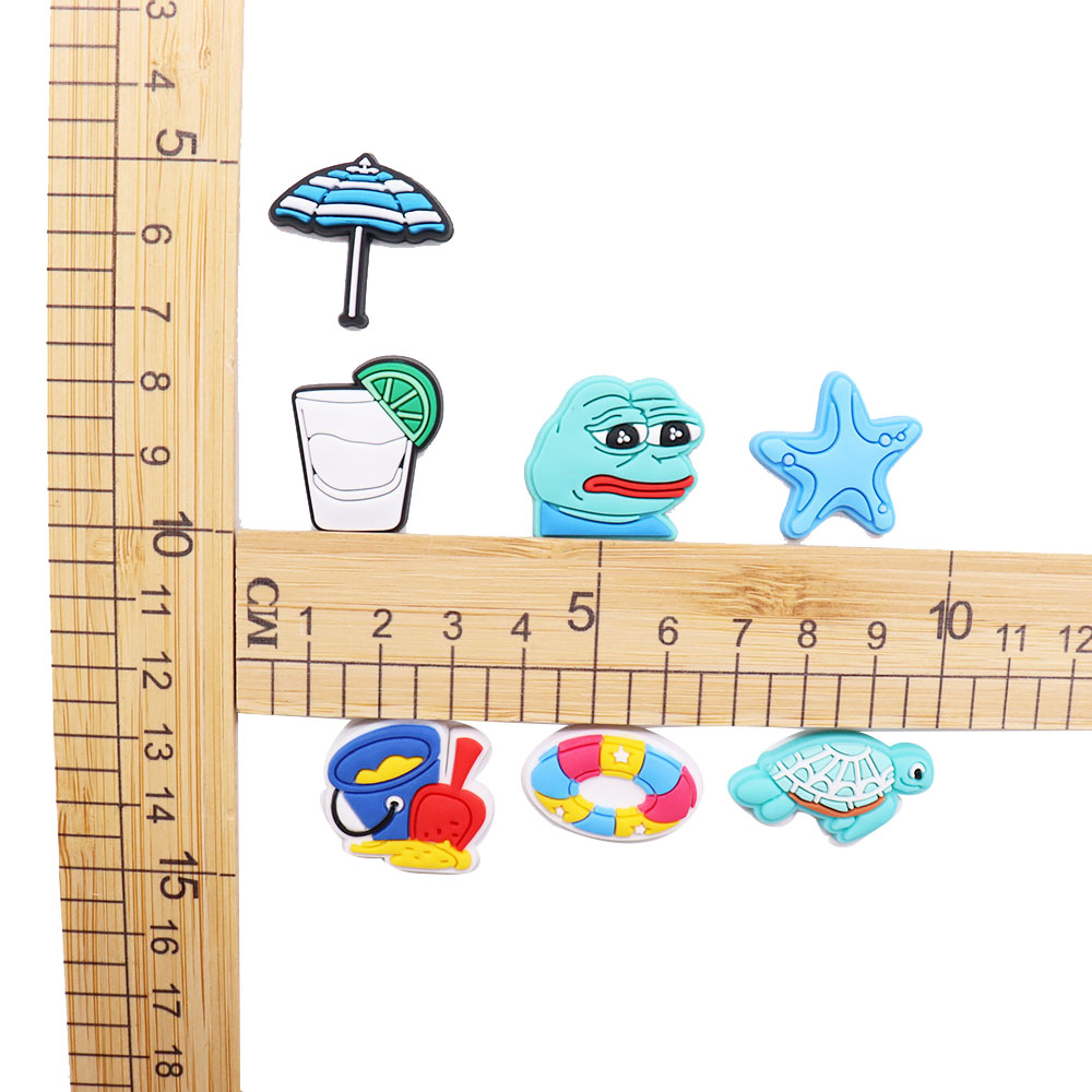 MOQ 20st PVC Lemonade Starfish Sea Turtles Paraply Swimming Circle Frog Shoe Charms Spänne Täpp Knappar PINS PINS Hembandsarmband Dekoration