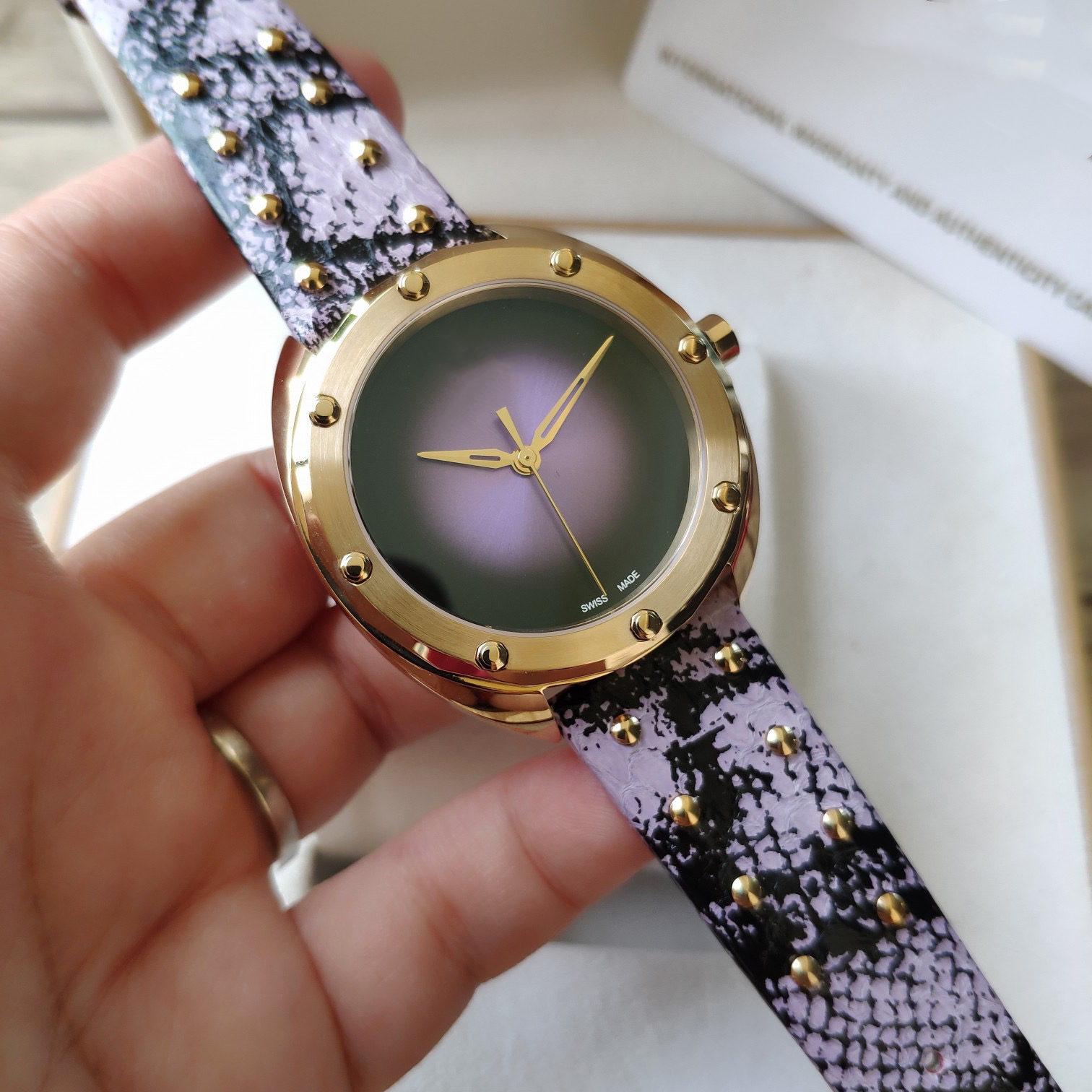 Orologio di design Orologio al quarzo da donna cassa in acciaio inossidabile oro 38mm movimento elettronico super quarzo cinturino colorato orologio super lusso di alta qualità