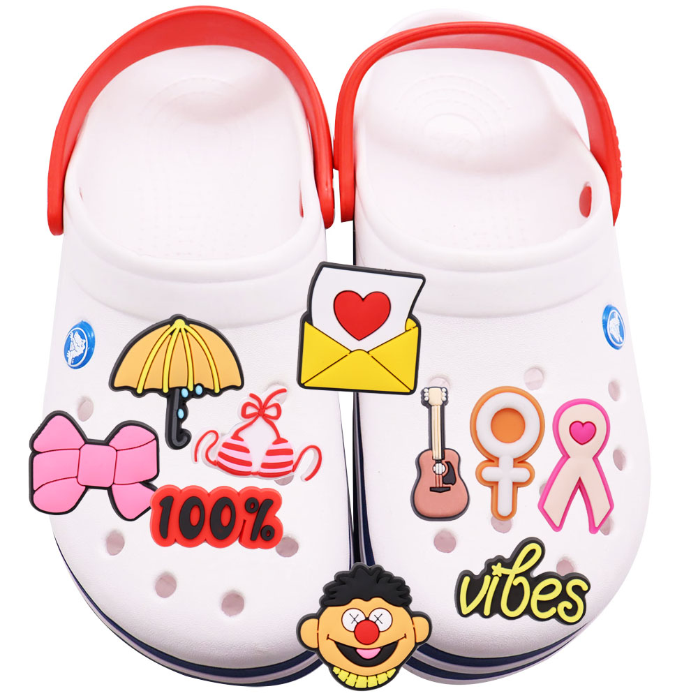 MOQ PVC Cartoon Paraply Guita Heart Envelope Bow Garden Slipper Sko BUCKLE Bedårande tillbehör för armband Charms Button Clog Girl's Gift