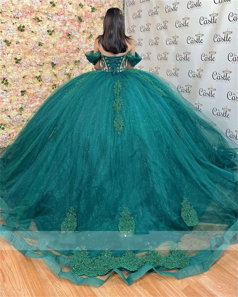 Abito da principessa verde da ballo Abiti Quinceanera 2023 con spalle scoperte Abiti da ballo di compleanno in rilievo Appliques Abito da laurea Vestido De 15