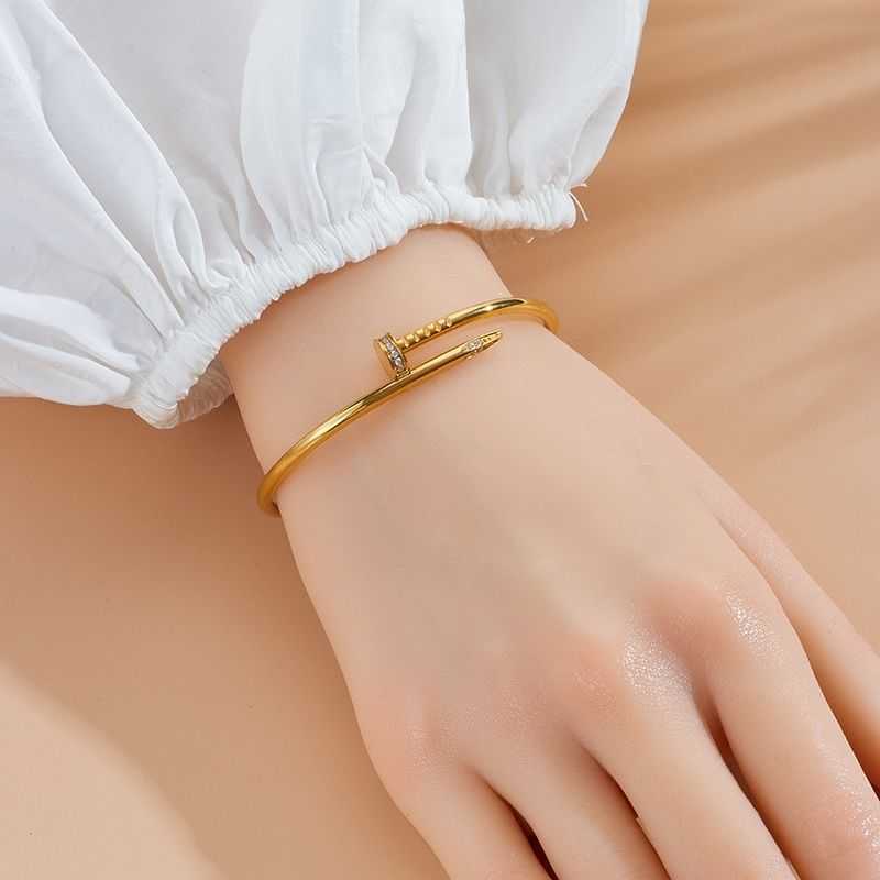 Bracelet explosif 2023 Petites célébrités minimalistes avec le même tempérament d'ongles élégant et polyvalent, bague en acier titane et diamant de haute qualité