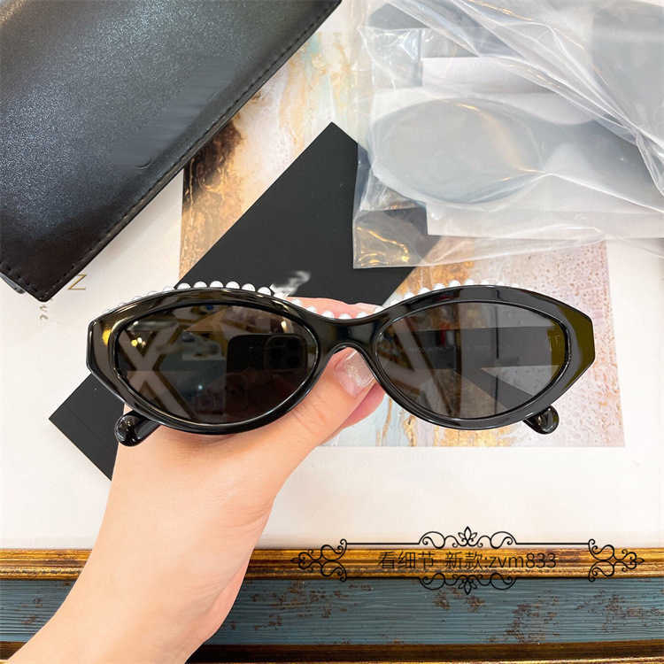 2023 Luxury Designer Solglasögon Nya mode Pärl Oval Women Ins Samma solglasögon CH71508