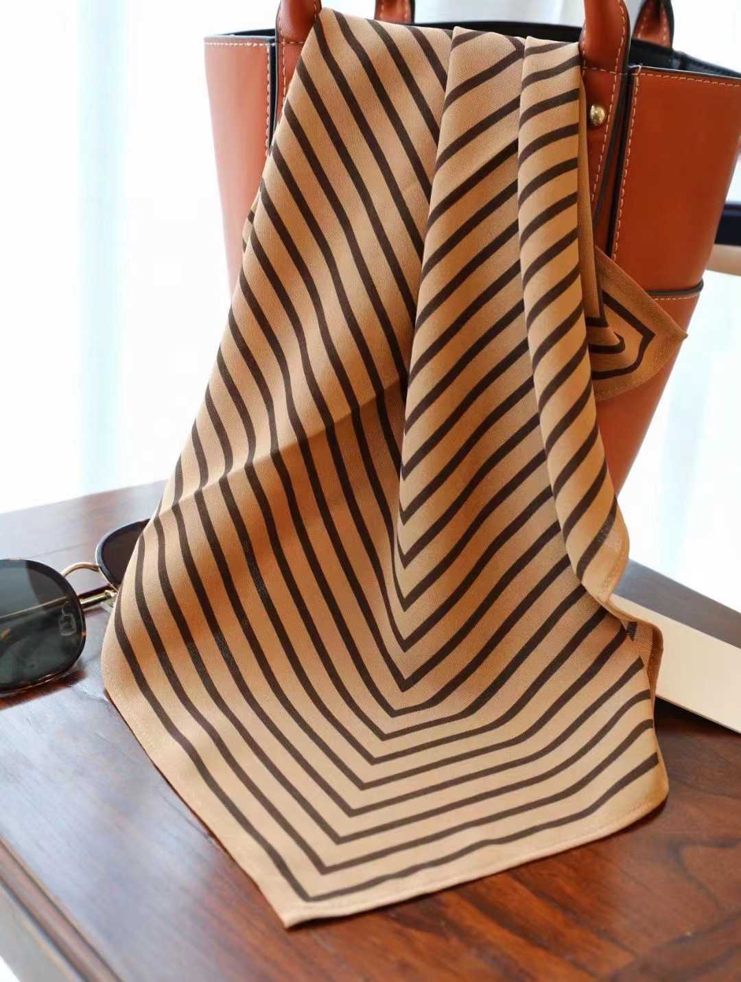 Sarongs شحن مجاني سويد العلامة التجارية Totem Luxury Women Pure Silk Square Square Silk Lady Bandanna Stripe Simple Design Chancelchief P230403