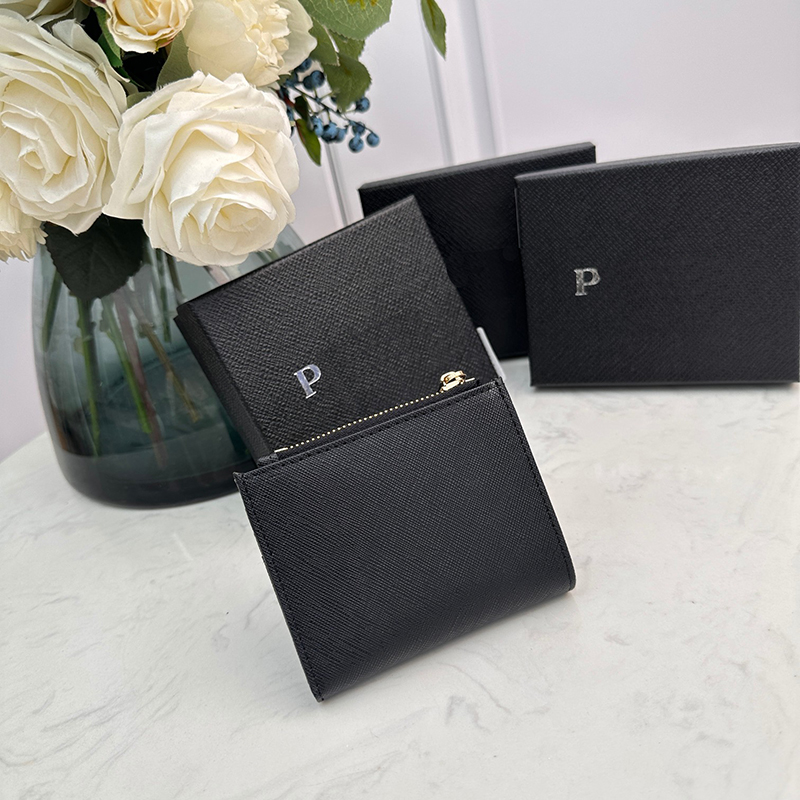 Luxury Designer Wallet card holder purse Multiple card slots Temperamental versatile Wallet Solid color leather design Fashion casual style very good