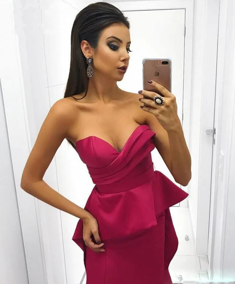 Einfache fuchsiafarbene Satin-Meerjungfrau-Abschlussballkleider mit Falten, herzförmigem Ausschnitt, ärmellos, langes, elegantes formelles Kleid, Abend- und Anlasskleider für Frauen