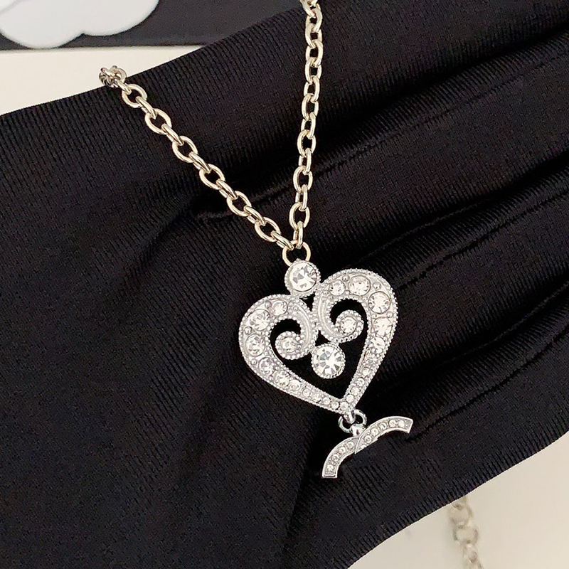 Franse mode vrouwen uitgebreide gouden dubbele kleur holle hartvormige schijf hanger veelzijdige dame ontwerp sieraden hoge kwaliteit charme koperen ketting