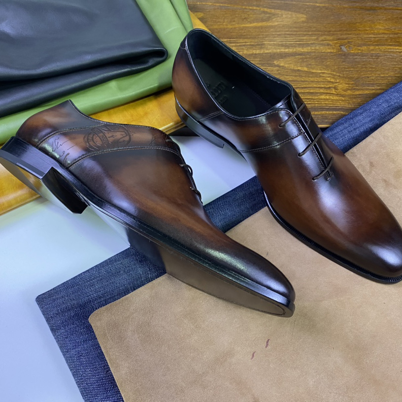 Herren-Lederschuhe, rein handgefertigt mit einer alten Farbmethode. Oxford-Herren-Business-Schuhe bestehen aus echtem Leder mit modischem, lässigem Nahtdesign für den Pendelverkehr