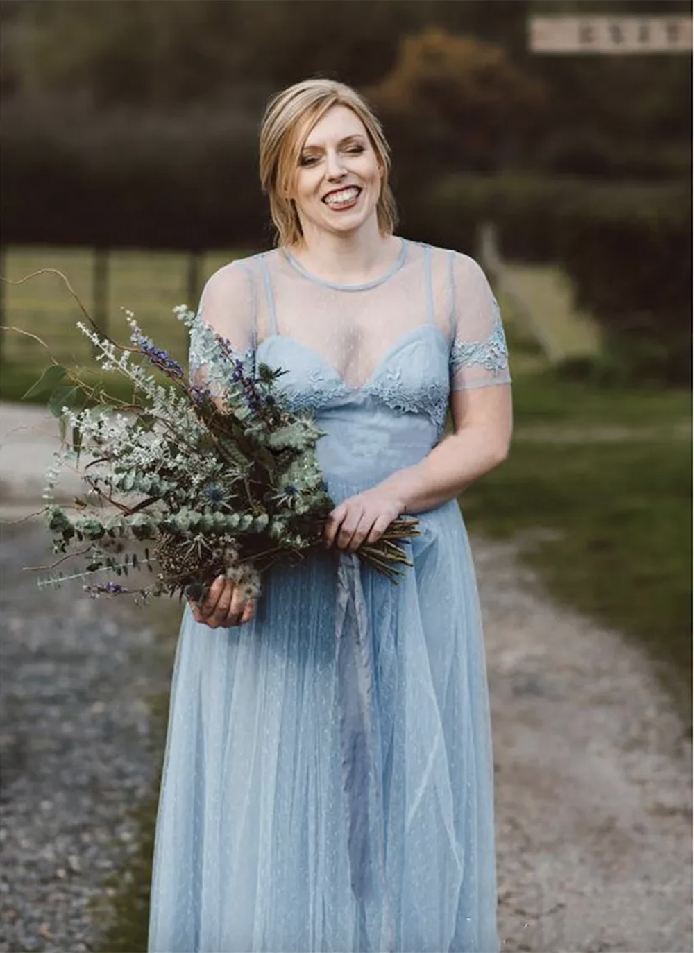 2023 Light Sky Blue Bridesmaid Dresses Sheer Neck Short Sleeve Floor Length Lace Applicques Country Wedding Guest Clows Maxi