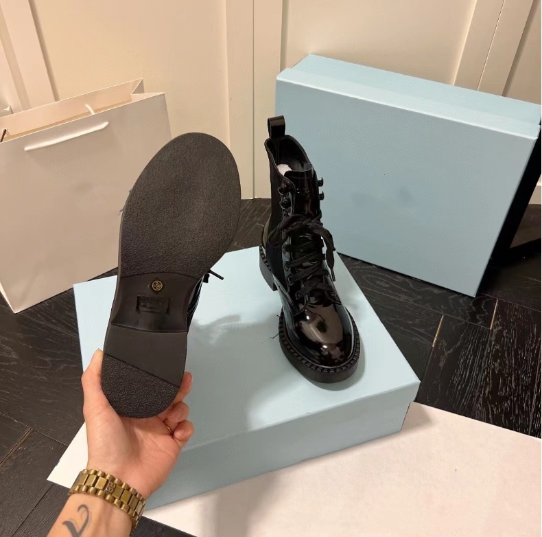Botas de grife Botas de luxo Martin sapatos elegantes clássico fosco couro patente triângulo invertido marca botas de bezerro variedade preto branco tamanhos 35-41