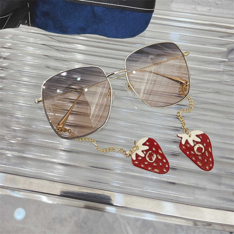 Nya designer solglasögon toppdesigners Ni Ni's Strawberry Pendant Chain Net Red Anti Ultraviolet