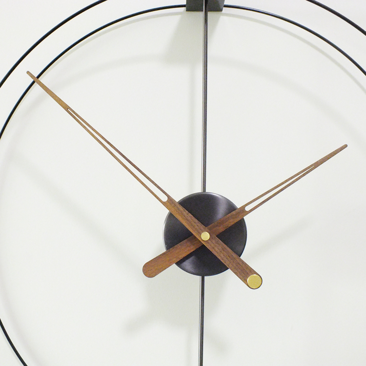 Grande horloge murale décorative de salon Cadran en métal et noyer Décoration de la maison Horloge à tic-tac silencieuse adaptée à la salle à manger, à la chambre à coucher, au bureau, à la décoration de bureau