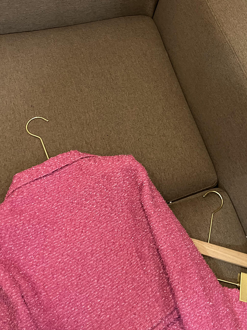 Осенние розовые однотонные комплекты из двух частей. Твидовые пиджаки с длинными рукавами и зубчатыми лацканами. Топ с высокой талией. Плиссированная короткая юбка. Комплект из двух частей. O3N022209