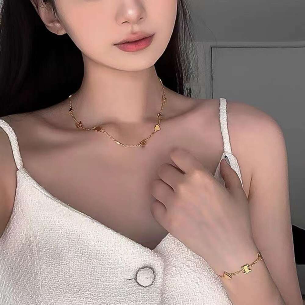 Lisa's same French Arc de Triomphe gold necklace women's small group light luxury high sense of love star collarbone chain