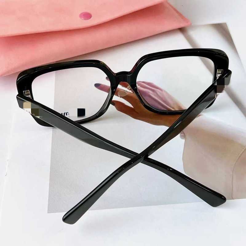 Güneş gözlüğü tasarımcısı Miao Miu'nun düz ayna gözlükleri, dişi ekran yüzü, küçük ve şeffaf 06VV moda anti -mavi ışık dekoratif siyah çerçeve plakası vwi1