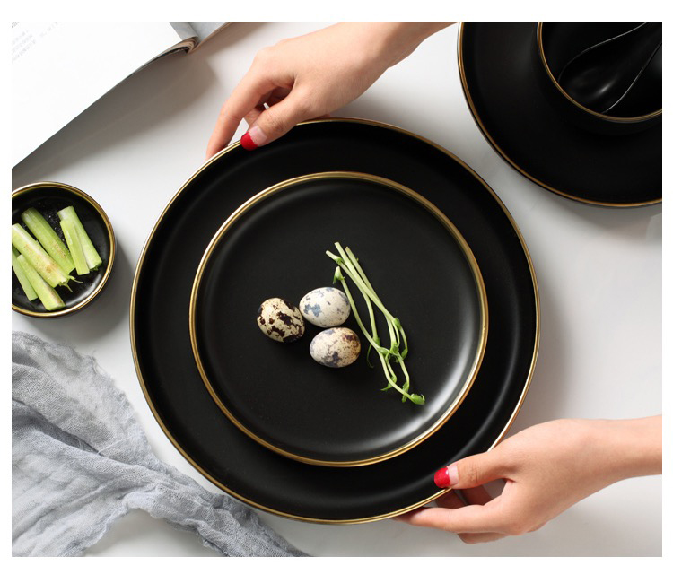 Zestaw stolika z czarnym złotym porcelanowym talerzem kuchennym ceramiczna płytka sałatka makaron ryżowy 1p Zestaw zastawy stołowej
