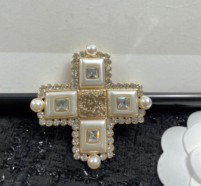 Designer Cross Brooches Pins Pearl Copper Brosch Pin Gold Color Luxury Rhinestone Crystal Gold Pins For Women Clothing Decoration Jewellery Accessories