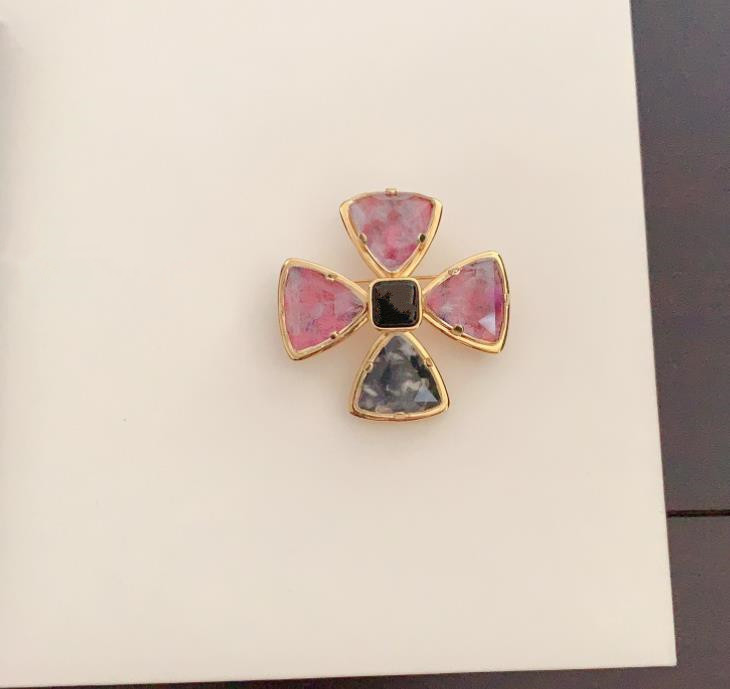 Spille di design Spille Spilla con strass a fiore Spilla Colore rosa Spille in cristallo oro di lusso abbigliamento donna Decorazione Accessori gioielli