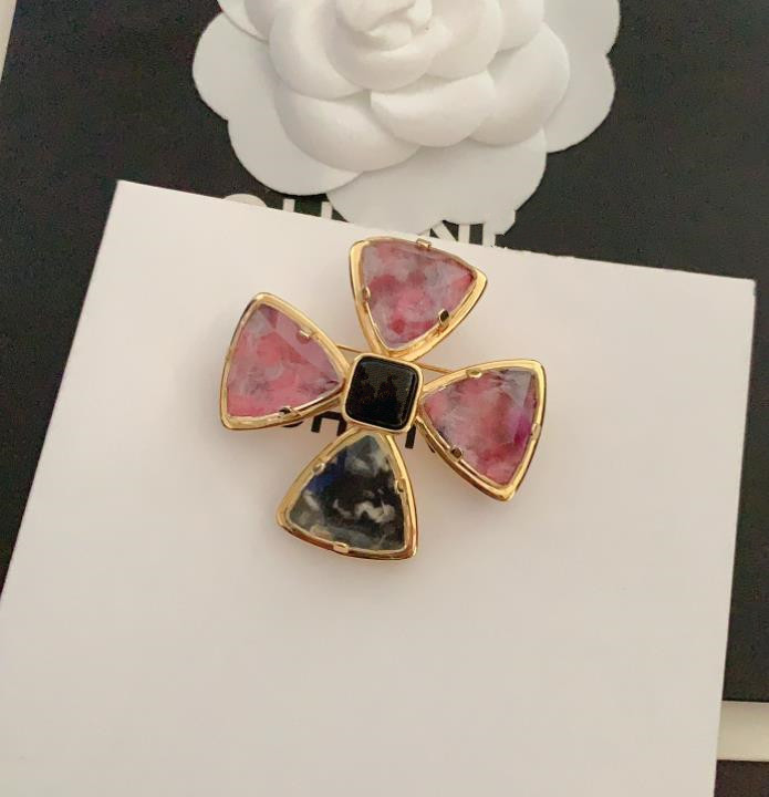 Spille di design Spille Spilla con strass a fiore Spilla Colore rosa Spille in cristallo oro di lusso abbigliamento donna Decorazione Accessori gioielli