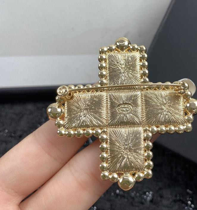 Designer Cross Brooches Pins Pearl Copper Brosch Pin Gold Color Luxury Rhinestone Crystal Gold Pins For Women Clothing Decoration Jewellery Accessories