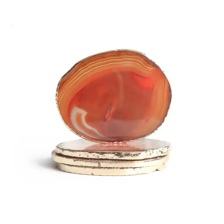 Handmade Natural Red Agate Slice Holder Coaster avec garniture en or pour les boissons Coupe de tasse de guéris