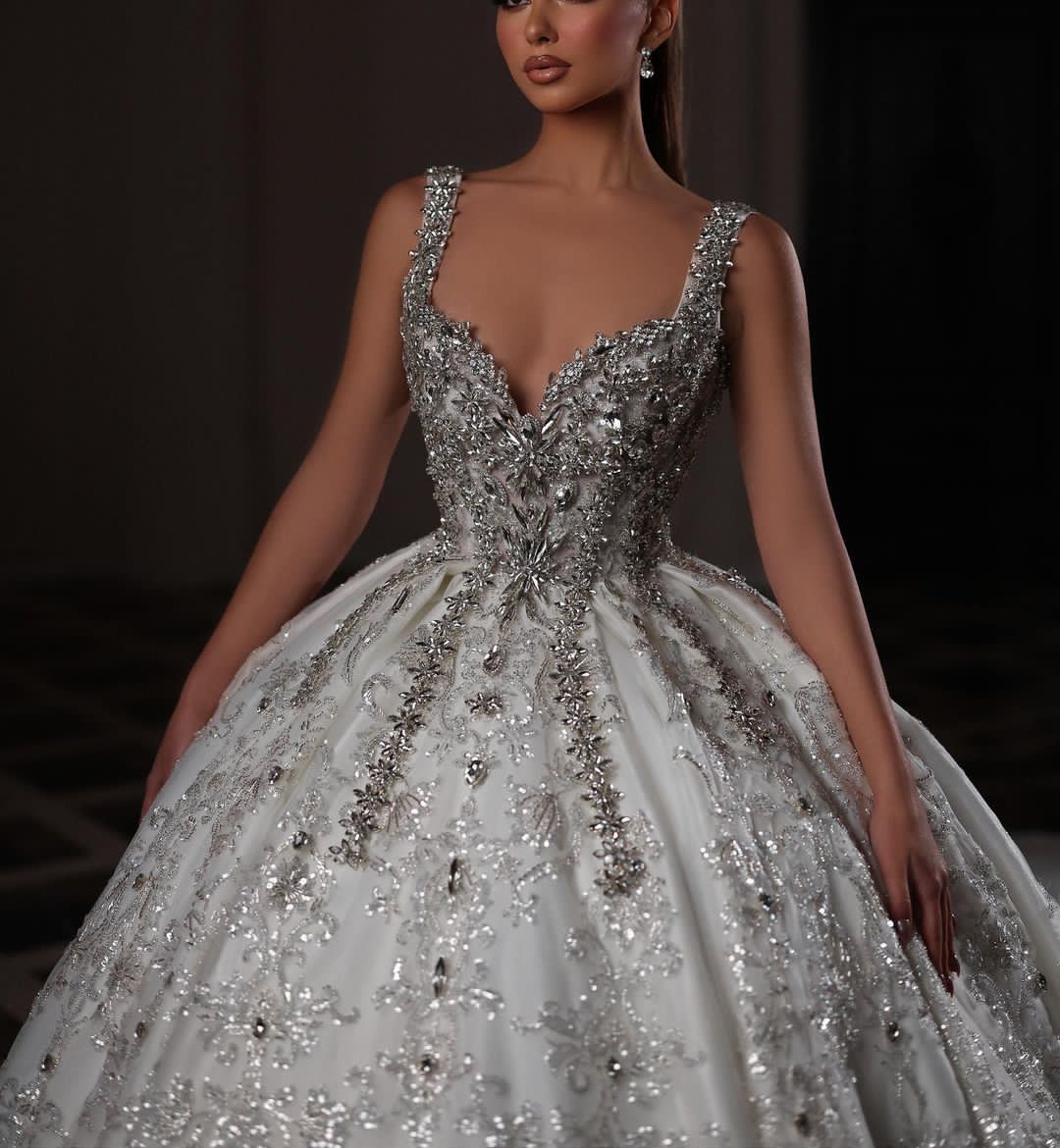 Abito da ballo di lusso Abiti da sposa Scollo a V Senza maniche Cinghie Paillettes Appliques Perline Lunghezza pavimento Increspature Pizzo 3D Diamanti Abiti da sposa Taglie forti Vestido de novia