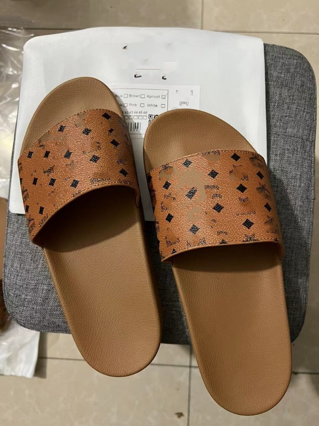 2023 Nouveaux pantoufles nets Femme Designer Été Plat Mode Extérieur Cuir Luxe H Sandales de la plage Tourisme Mot Pantoufle Marque Chaussures Taille 35-45