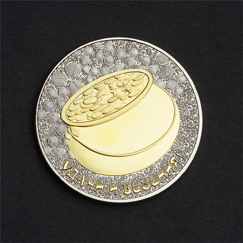 Kunsthandwerk Ein Eimer mit Gold- und Silber-Gedenkmünzen