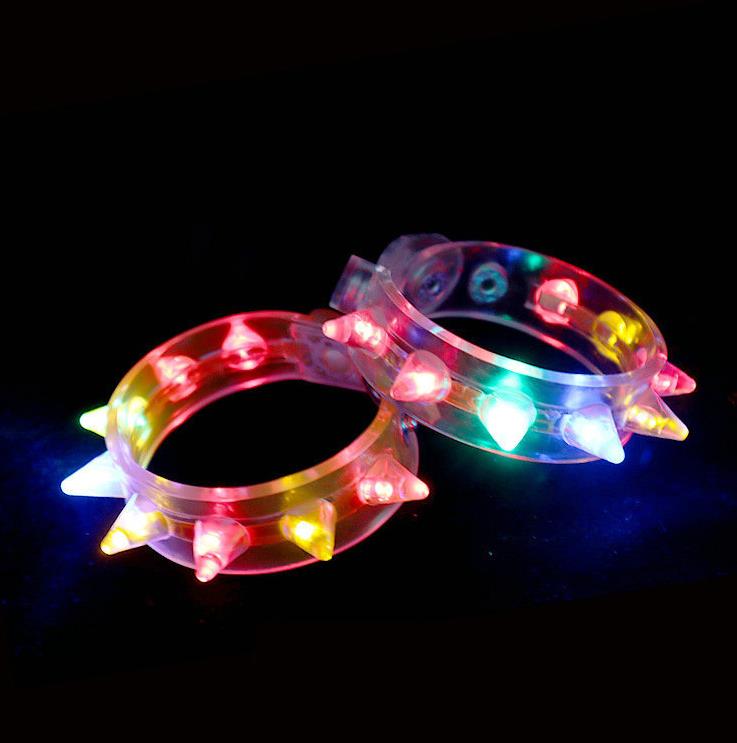 Décoration de fête LED Bracelet lumineux allumer clignotant clignotant Spike dragonne 200 pièces fête enfants jouet SN4238