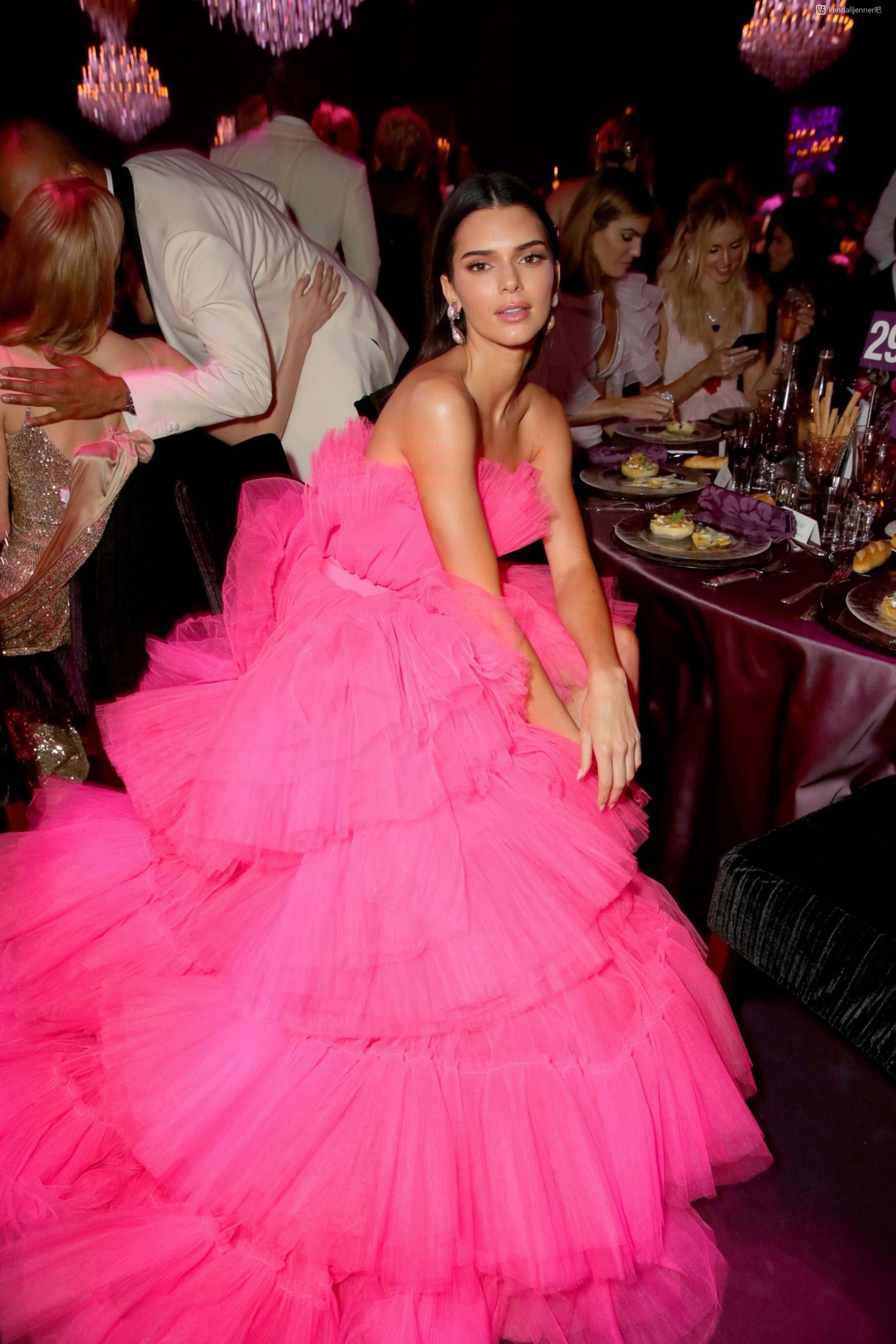 Kendall Jenner Fuchsia Prom Dresses 높은 낮은 끈이없는 계층 얇은징 보우 이브닝 유명인 가운 2023 공식 파티 New