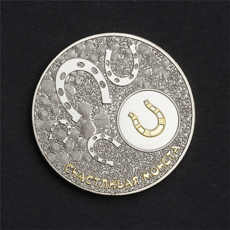 Kunsthandwerk Ein Eimer mit Gold- und Silber-Gedenkmünzen