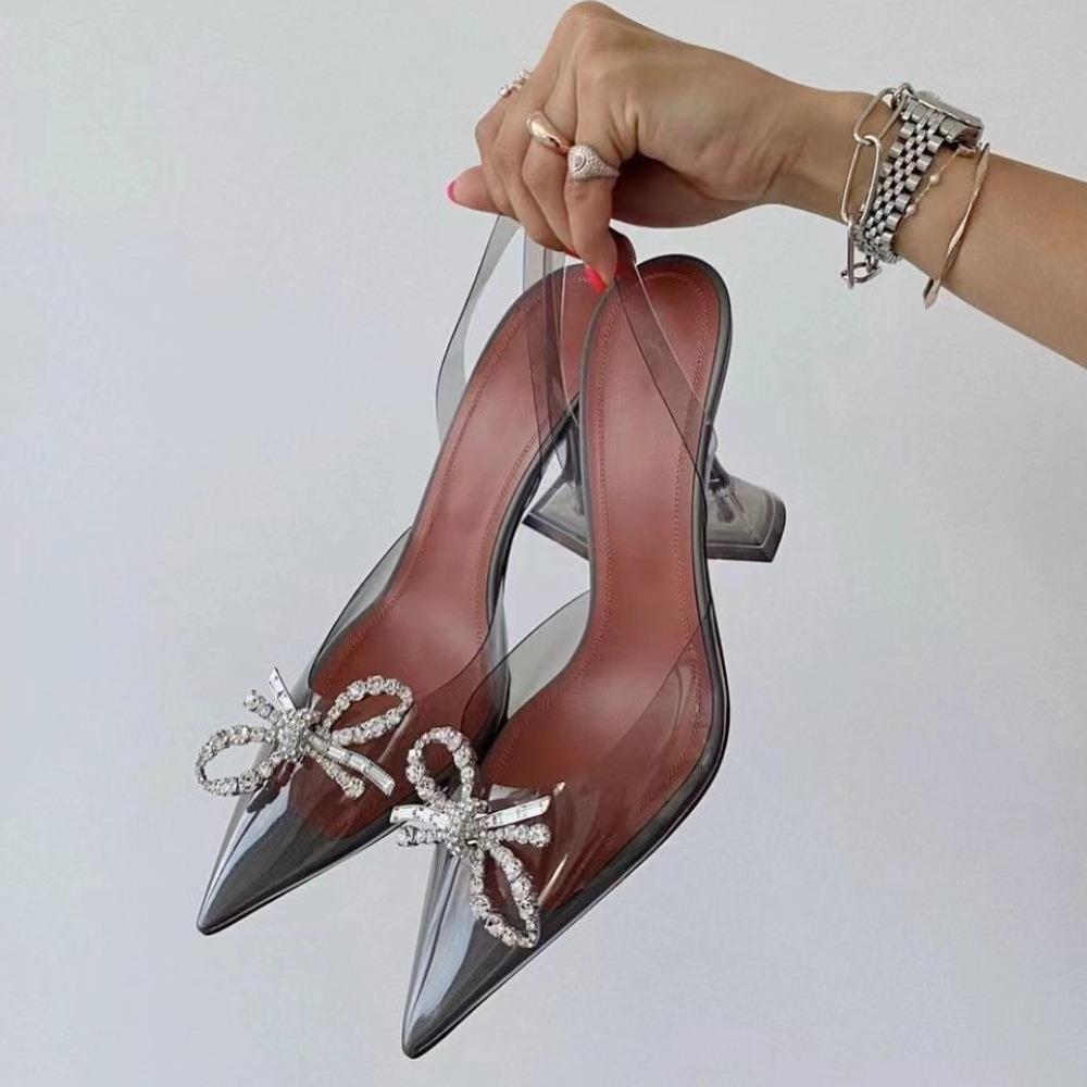 Atemberaubende, 9 cm hohe, spitze High-Heels aus transparentem PVC mit sonnenförmigen Strass-Schnallen