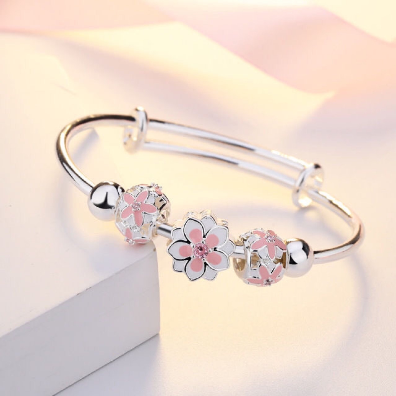 Hochwertiges Designer-Armband Pflaumenblüten-Liebesarmband versilbert Mode-Nischen-Design-Netz rot Damen Handschmuck Geschenkarmband