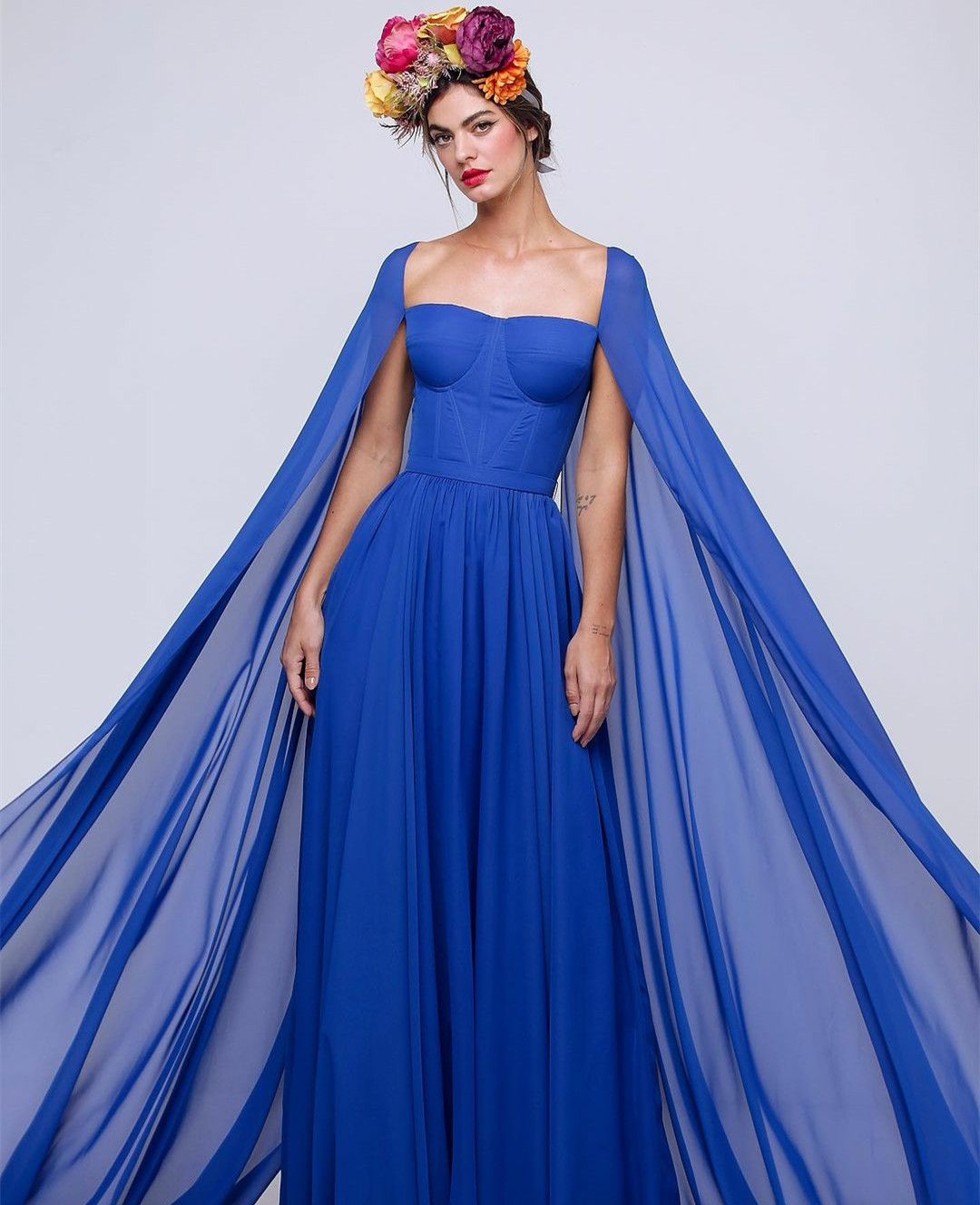 Eleganckie długie królewskie niebieskie sukienki na balu z cape niestandardową linię A-Line Długość bez ramiączek sukienki na imprezę Maxi plisowane wieczorne sukienki dla kobiet